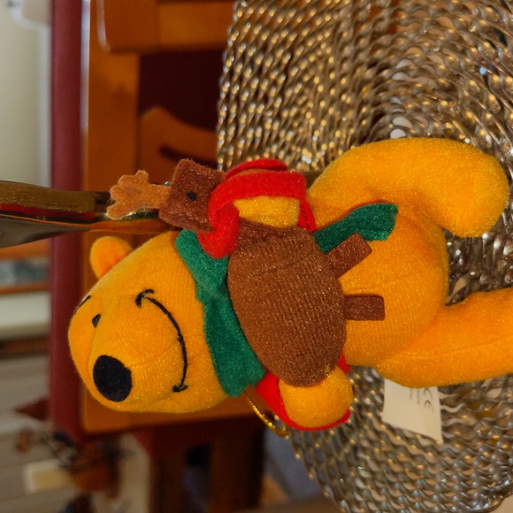 1999 Vintage Winnie the Pooh Holding A Reindeer Plush Ornament Tree Wreath - Picture 4 of 4